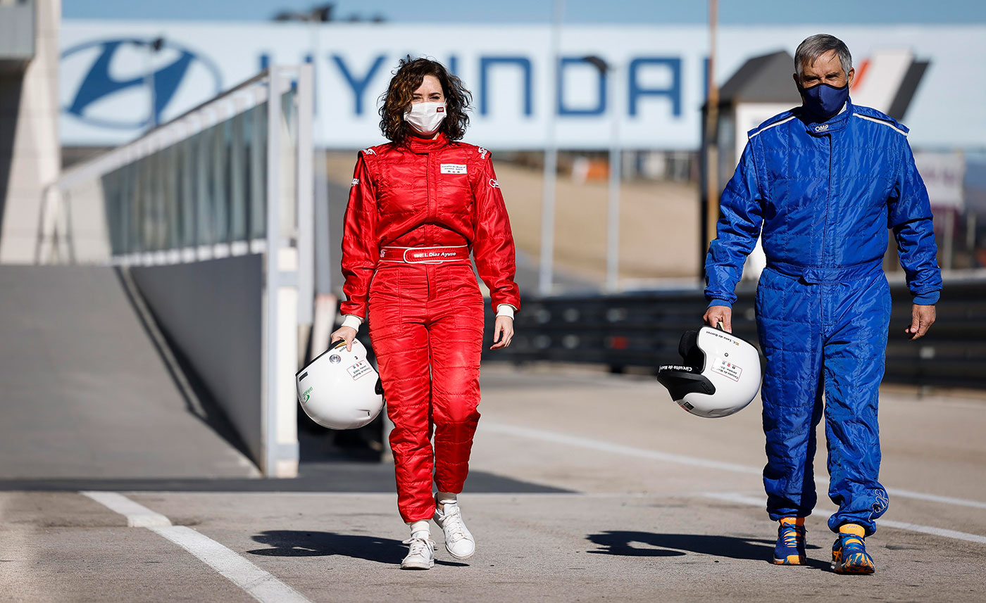 Isabel Díaz Ayuso y Carmelo Sanz en el Circuito de Madrid Jarama - RACE