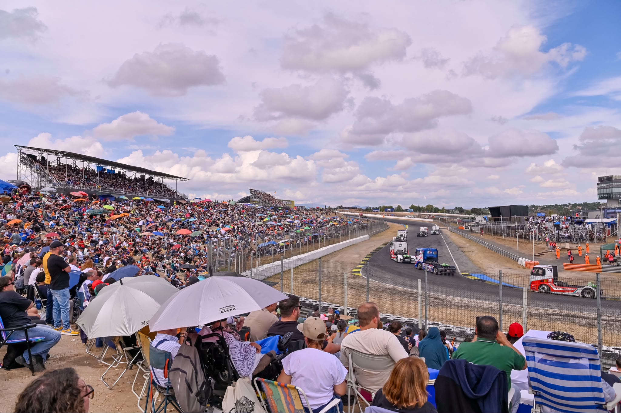 Más de 25.000 aficionados desafían a la meteorología y disfrutan de las tradicionales Carreras de Camiones en el Circuito de Madrid Jarama - RACE